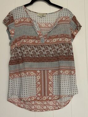 Lucy & Laurel Rust and Pale Blue Boho Short Sleeve V-Neck Top
